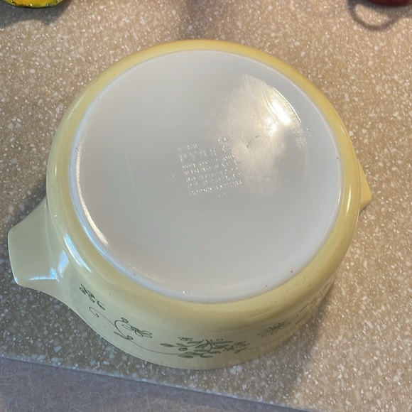 Vintage pyrex yellow daisy 2.5L,  1-1/2qt olive casserole dish. Great condition. - Picture 3 of 12